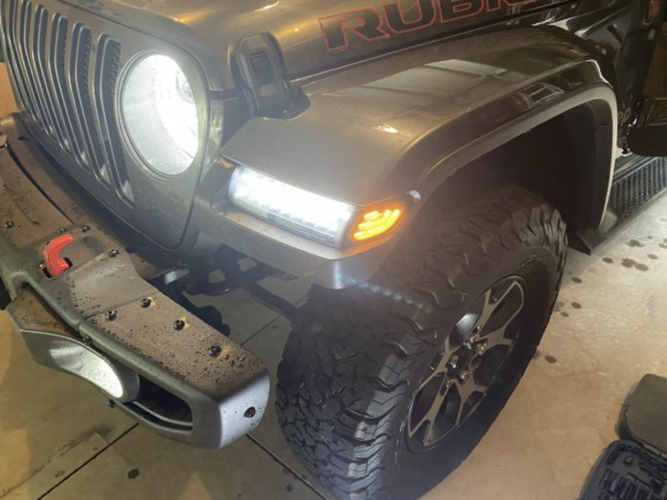 Kit Luci Da Lavoro A LED SXMA Per Jeep Wrangler JL 2018+ - 2x20W Con Cablaggio E Staffe (Coperture Colorate)